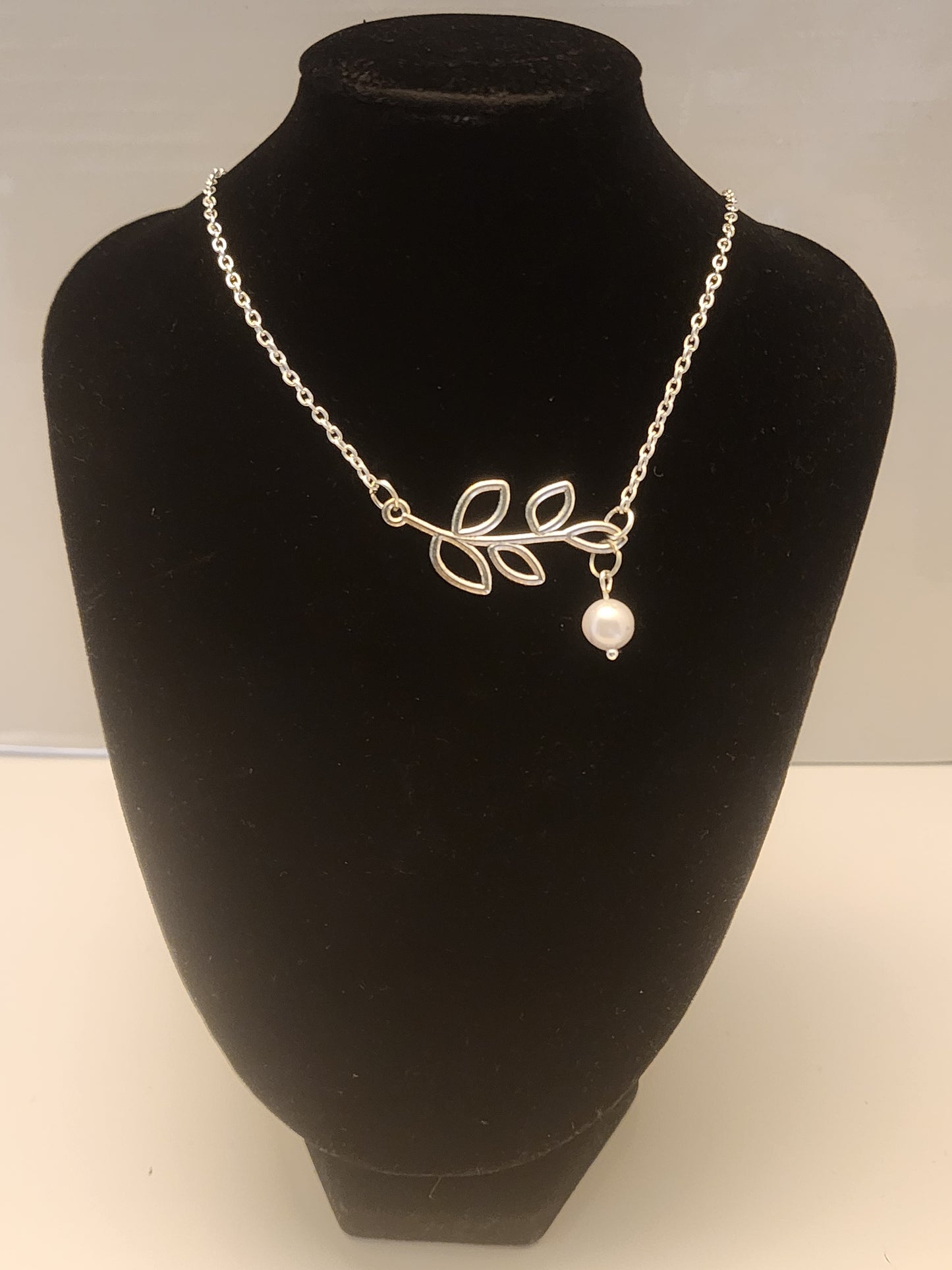 Leaf Dangle Pearl Necklace