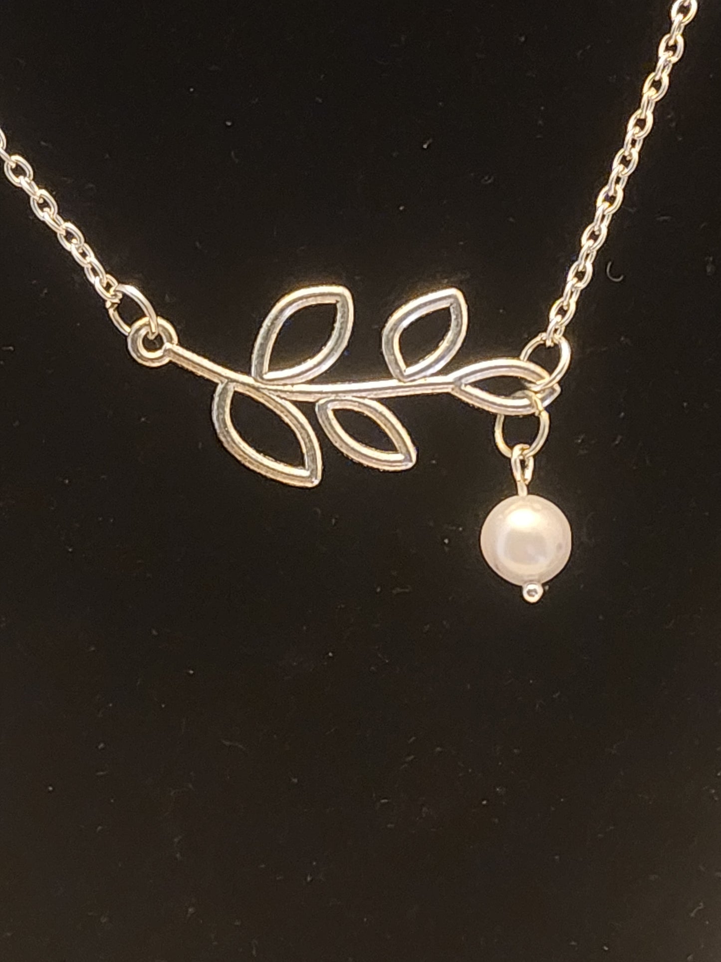 Leaf Dangle Pearl Necklace